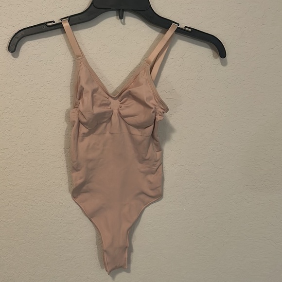 NWOT SKIMS Sculpting Thong Bodysuit new Shapewear S - Picture 3 of 4